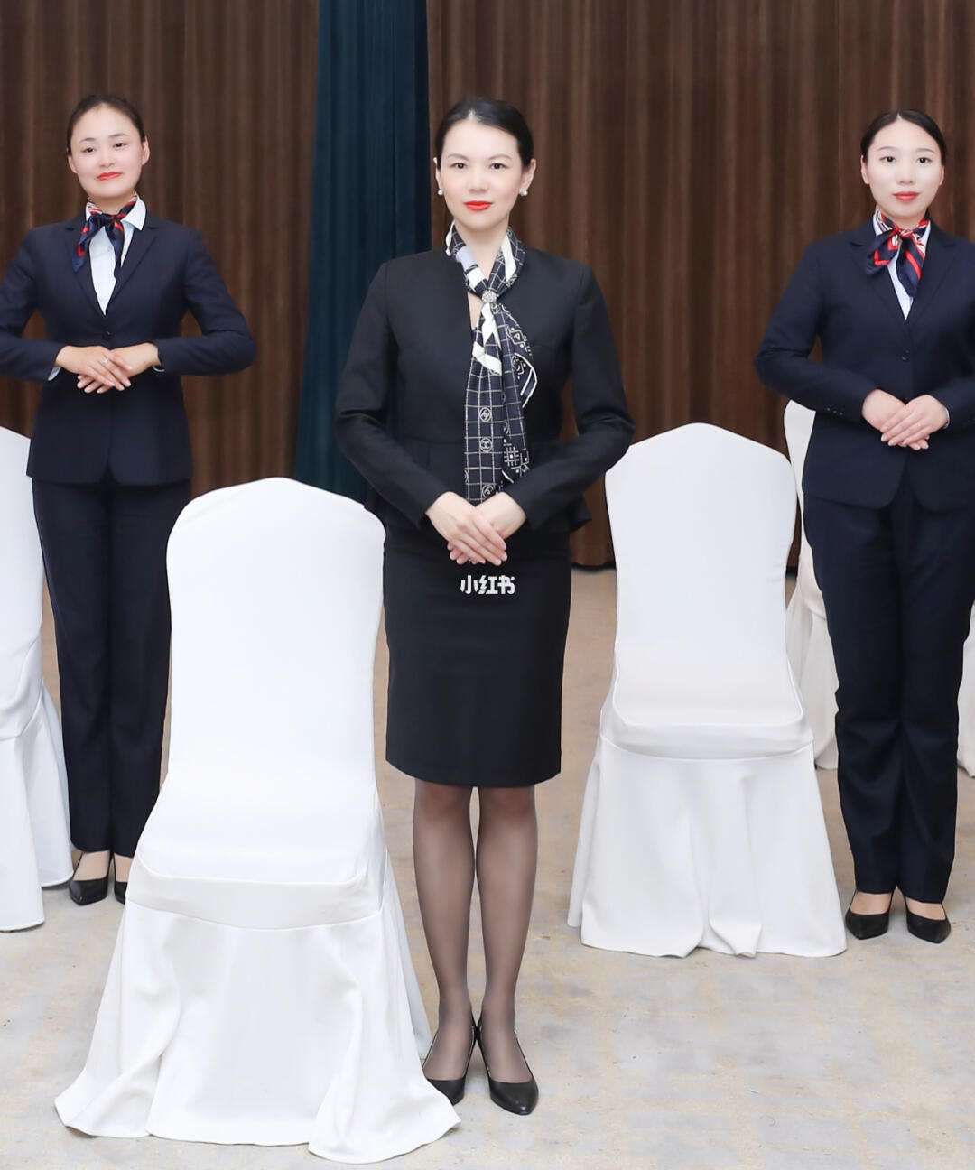 標(biāo)準(zhǔn)服務(wù)站姿在會(huì)議及展覽服務(wù)中的應(yīng)用與重要性