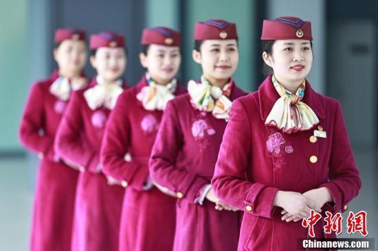 重慶高鐵乘務(wù)員開展專業(yè)禮儀服務(wù)培訓(xùn)，提升乘客出行體驗(yàn)